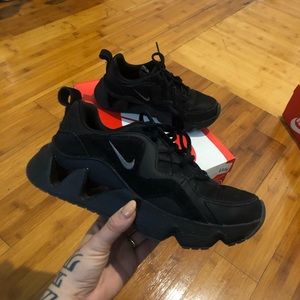 nike ryz 365 black size 7w
